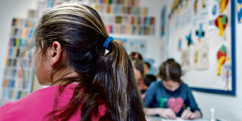 Geflüchtete Kinder sitzen 2016 im Klassenzimmer der Erstaufnahmeeinrichtung in der Landesaufnahmestelle in Bramsche.