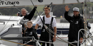 Greta Thunberg, Pierre Casiraghi und Boris Herrmann winken von der Yacht Malizia, als sie in Plymouth in See stechen