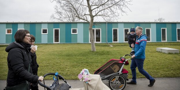 Passenten spazieren vor der Unterkunft für Flüchtlinge in der Haarlemer Straße in Neukölln