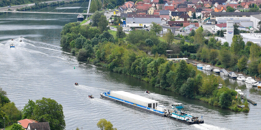 Schiff im Fluss