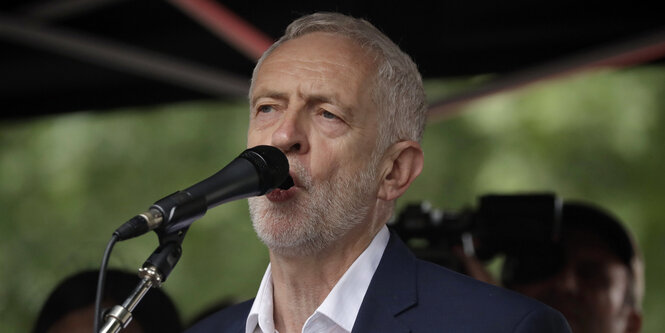 Jeremy Corbyn, Vorsitzender der Labour Partei in Großbritannien, sitzt in der Aston University, nachdem er über Armut, Ungleichheit und soziale Gerechtigkeit gesprochen hat.