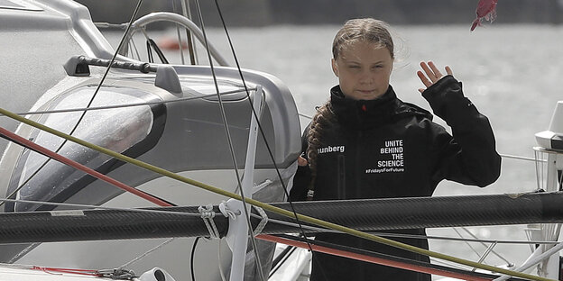 Klimaaktivistin Greta Thunberg winkt von einem Schiff