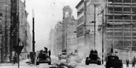 Panzer rollen 1953 durch eine abgeriegelte Straße Ost-Berlins