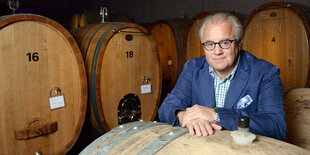 Fritz Keller, Präsident des Fußball-Bundesligisten SC Freiburg und Winzer, posiert in seinem Weingut für den Fotografen.