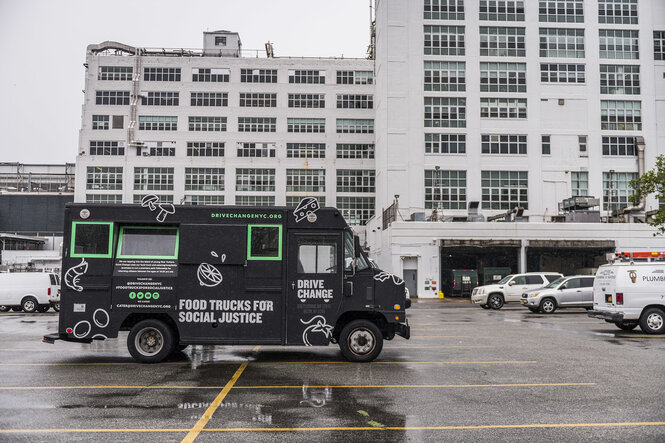 Parkplatz vor einem Gebäude