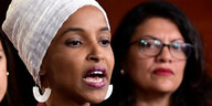 Ilhan Omar (l) und Rashida Tlaib, Abgeordnete der Demokraten im US-Repräsentantenhaus.