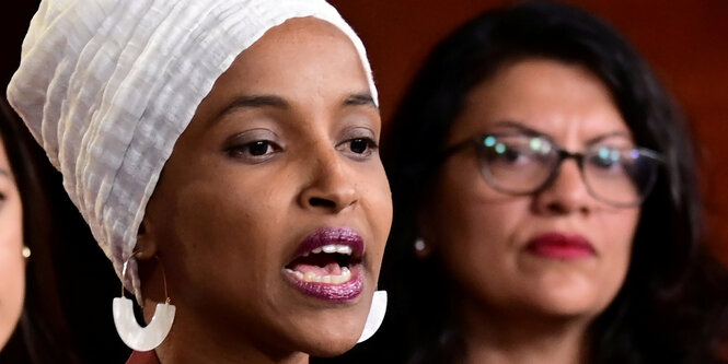 Ilhan Omar (l) und Rashida Tlaib, Abgeordnete der Demokraten im US-Repräsentantenhaus.