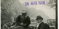 Eine Postkarte mit zwei Männern, einer davon der Hauptmann von Köpenick, mit Poststempel vom 16. August 1908