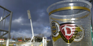 Ein Plstikbecher im Stadion