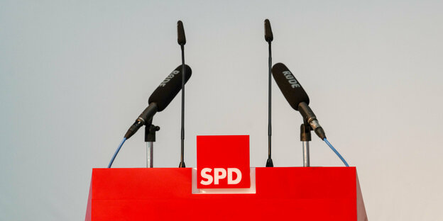 Ein Rednerpult der SPD, zwei Mikrophone, kein Redner