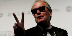 Peter Fonda macht das V-Zeichen