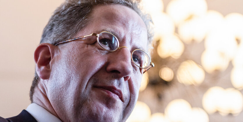 Porträt-Aufnahme Maaßen von unten