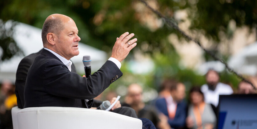 Bundesfinanzminister Olaf Scholz sprich am Rednerpult