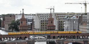 Blick auf die Oberbaumbrücke in Berlin-Kreuzberg