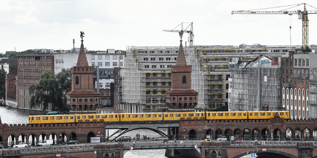 Blick auf die Oberbaumbrücke in Berlin-Kreuzberg