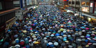 Ein Meer von Regenschirmen: Geschätzt über zwei Millionen Menschen gingen am Sonntag in Hongkong auf die Straße