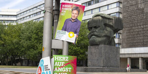 Ein Habeck-Plakat vor der Marx-Büste in Chemnitz