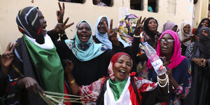Sudanesische Demonstrantinnen feiern das Abkommen im Sudan