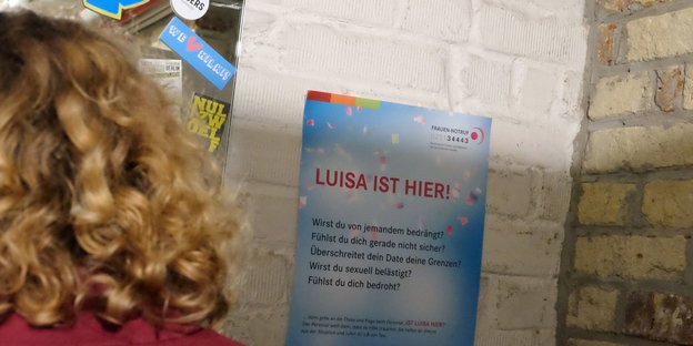Ein Plakat informiert im Cafe "Fyal" in Münster über die Aktion "Ist Luisa hier?"