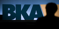 Eine Silhouette vor einem BKA-Logo