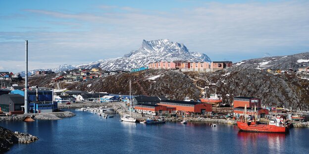 Ein Hafen in Grönland im strahlenden Sonnenschein
