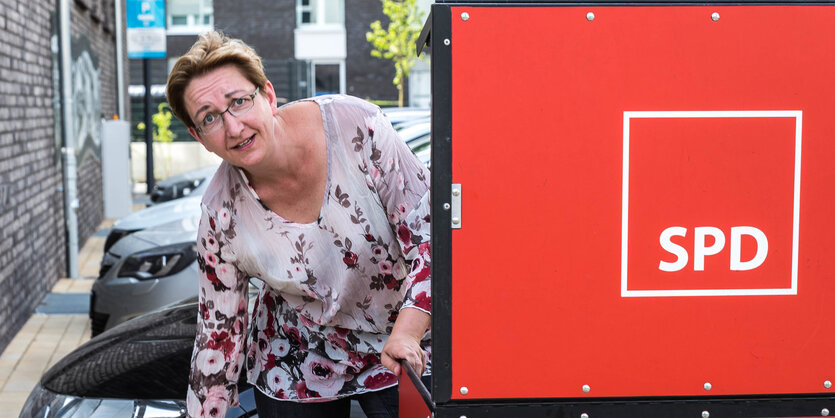 Frau mit SPD-Waggon