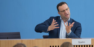 Gesundheitsminister Jens Spahn gestikuliert