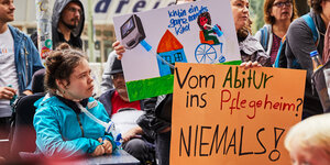 Protestierende mit und ohne Behinderung