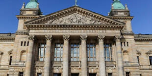 Das Bundesverwaltungsgerichtsgebäude in Leipzig in strahlendem Sonnenschein