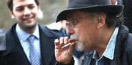 Ein rauchender Mann, Art Spiegelman, im Profil