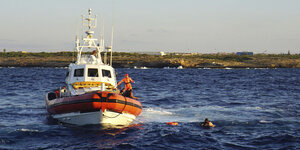 Das Schiff "Open Arms" liegt vor der Küste von Lampedusa