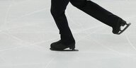 Beine in Shclittschuhen fahren über Eis