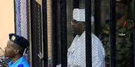 Omar-Al-Bashir in einer vergitterten Box im Gerichtssaal