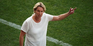 Die Fußball-Bundestrainerin Voss-Tecklenburg zeigt ihren Mittelfinger