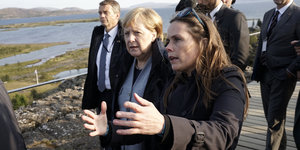 Bundeskanzlerin Merkel spricht im Thingvellir-Nationalpark mit Islands Ministerpräsidentin Katrin Jakobsdottir