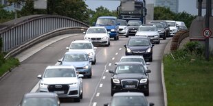 Eine Strecke bergab ist von Autos befahren