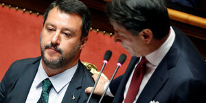 Italiens Ministerpräsident Giuseppe Conte verliest eine Erklärung vor Vize-Premier Matteo Salvini