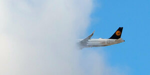 Flugzeug verschwindet in Wolke
