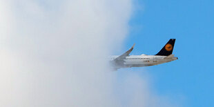 Flugzeug verschwindet in Wolke