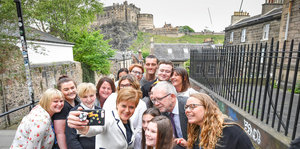 Nicola Sturgeon, Erste Ministerin in Schottland, fotografiert sich mit Jugendlichen vor der Burg in Edinburgh