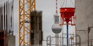 Kräne verstellen die Sicht auch den Fernsehturm am Alexanderplatz