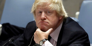 Boris Johnson sitzt und schmollt