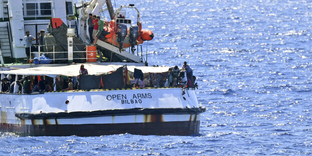 Das Rettungsschiff „Open Arms" im Wasser