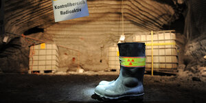 Ein Stiefel mit einem Warnhinweis vor radioaktiver Strahlung steht im Atommülllager Asse.