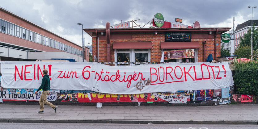 Vor dem Restaurant "Maharaja" hängt ein Transparent mit der Aufschrift "Nein! zum 6-stöckigen Büroklotz!"