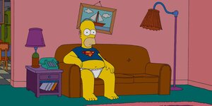 Ausschnitt aus Fernsehserie "Simpsons": Homer sitzt auf dem Sofa und schaut fern