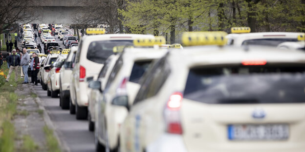 Taxifahrer protestieren mit einer Auto-Kette