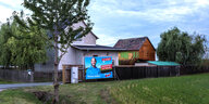 Eine Szenerie in der Nähe von Zwickau: Mehrere ländliche Häuser und ein AfD-Plakat davor