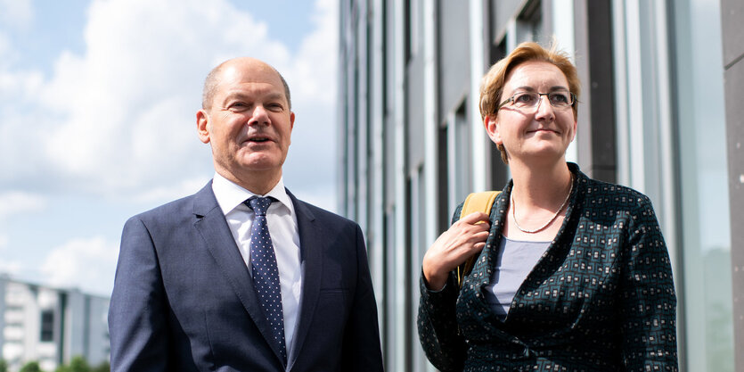 Olaf Scholz und Klara Geywitz stehen nebeneinander und lächeln