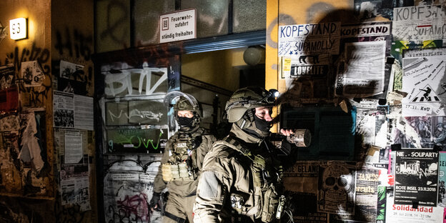 Gepanzerte und vermummte Polizisten vor der Rigaer94 Gepanzerte und vermummte Polizisten vor der Rigaer94